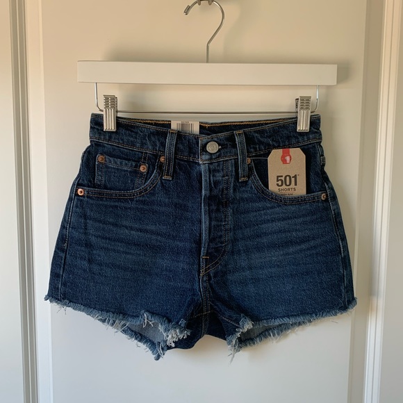 SALE! ⭐️ Levi’s 501 high rise denim shorts in salsa shaker - dark wash - Picture 6 of 9